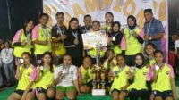 Tim Putri Tanoyan Selatan saat menerima piala dan hadiah juara 2