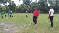 Wakil Bupati Biak Numfor saat melakukan tendangan pertama pertandingan Sepak Bola Wilayah Timur