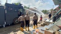 Nampak Polres Mura Rawas membersihkan sisa- sisa banjir.