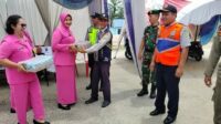 Ketua Bhayangkari Cabang Labuhanbatu Selatan, Ny. Munawaroh Catur dalam kegiatan membagikan paket lebaran untuk petugas Ops Ketupat Toba 2023