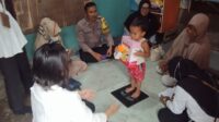 Polres Tanjung Balai Bersama Tim Nakes Berikan Bantuan Bagi Anak Terkena Stunting