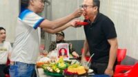 Tokoh Muda dan Pemerhati Labusel, Bung Atar (Roni-Roni) bersama Kadis Pendidikan Labusel saat acara syukuran sederhana pemotongan nasi tumpeng