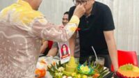 Kadis Pendidikan Labusel, M. Taufik Anshari Siregar, SH, MH saat mendapatkan sulangan nasi tumpeng dari tokoh muda Labusel, Henri Tanjung (Bung Kocok)