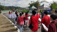 Umat Katolik Kapel Santo Yohanes Pembaptis Payak, Dusun Bintaran Wetan, Kalurahan Srimulyo, Kapanewon Piyungan, Kabupaten Bantul, Daerah Istimewa Yogyakarta mengikuti perarakan Minggu Palma (2/4/2023).