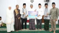 Bersama dengan BAZNAS dan Bagian Kesra, Sekda juga secara simbolis serahkan Bantuan Hibah Pemerintah Daerah sebesar Rp. 20.000.000,- untuk Masjid Al-Iman, BAZNAS juga memberikan bantuan paket sembako untuk masyarakat Desa Batu Kuning di malam ke 14 Ramadhan ini. Bersama dengan BAZNAS dan Bagian Kesra, Sekda juga secara simbolis serahkan Bantuan Hibah Pemerintah Daerah sebesar Rp. 20.000.000,- untuk Masjid Al-Iman, BAZNAS juga memberikan bantuan paket sembako untuk masyarakat Desa Batu Kuning di malam ke 14 Ramadhan ini.