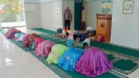 Briptu Doni mengajar membaca Al-Qur’an kepada anak-anak juga tata cara sholat yang benar kepada santri di Desa binaanya yaitu Desa Padang Manis Kecamatan Manna, pada hari Selasa (04/04).