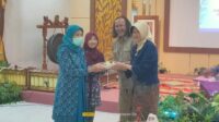 Dekan FBSB UNY menyerahkan potongan tumpeng kepada salah satu wakil Prodi dalam acara syukuran Dies Natalies FBSB ke-60.