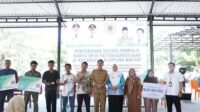 Foto : Penyerahan BPJS Ketenagakerjaan kepada pekerja rentan oleh Bupati Labuhanbatu Selatan, H. Edimin.