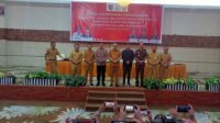 Penjabat (PJ) Bupati Bolmong Ir. Limi mokodompit MM bersama Sekretaris daerah Tahlis Galang, menghadiri Rapat Koordinasi Pengawasan Anggaran Pendapatan Belanja Desa (APBDes) digelar di Ball Room Hotel Sutan Raja, Kotamobagu, Selasa (25/7/2023).