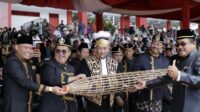 Ket : Bupati Kukar Edi Damansyah dan Wakil Bupati Kukar Rendi Solihin di tengah kerabat Sultan Kutai Kartanegara ing Martadipura dalam Festival Erau 2023