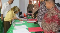 Ketua DPD II Partai Golkar Blsel Hartina Badusaat menandatangani berita acara penyerahan SK Caleg Zainudin Badu  oleh KPU Bolsel Ketua DPD II Partai Golkar Blsel Hartina Badusaat menandatangani berita acara penyerahan SK Caleg Zainudin Badu  oleh KPU Bolsel