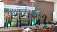 Perwakilan ULD Indonesia memperagakan Line Dance di kantor DISKOP UKM DIY, Jumat (2/9/2023). Mereka bakal pentas menari di sepanjang Jalan Malioboro, Sabtu (2/9/2023). Foto: Clementine Roesiani