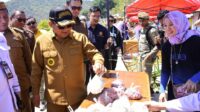 Wali Kota Gorontalo, Marten Taha didampingi oleh Wakil Wali Kota Ryan Kono meninjau langsung Gerakan Pangan Murah yang diselenggarakan di Kecamatan Hulonthalangi, Kelurahan Tenda, Kota Gorontalo. Senin, (4/09/2023). (Foto : Humas Istimewa)