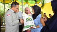Wali Kota Marten Taha saat menyalurkan langsung Bantuan Pangan Pemerintah kepada Masyarakat di taman Keren Moodu. Selasa, (12/09/2023). (Foto : Humas Istimewa)