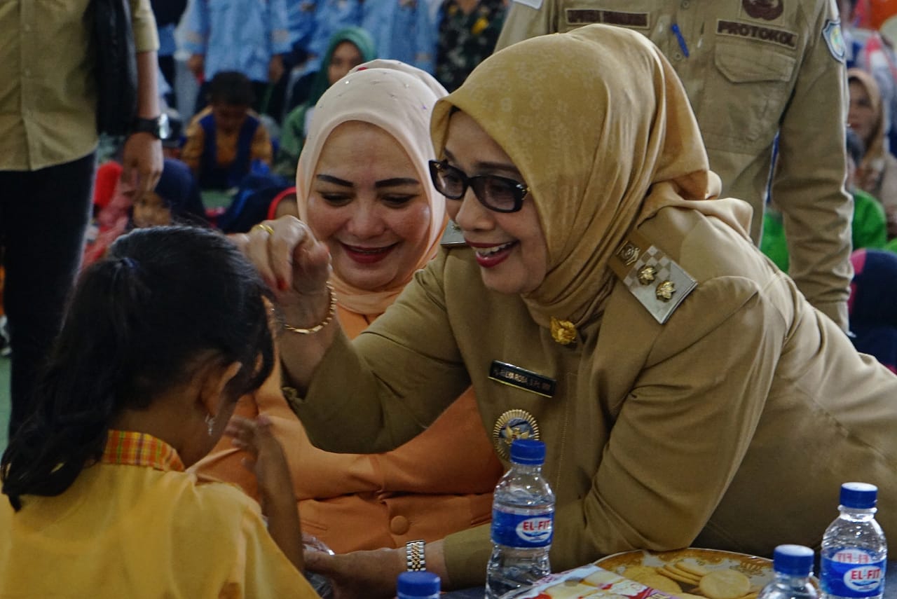 Bersama Bunda Paud, Wakil Bupati Bagikan Makanan Tambahan Untuk Siswa ...