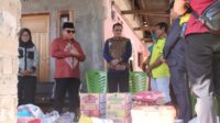 Wali Kota Gorontalo, Marten Taha saat menyalurkan langsung bantuan di tempat terjadinya Kebakaran yang berlokasi di Kecamatan Sipatana, Kelurahan Tapa, Kamis, (12/10/2023). (Foto : Gean Bagit)