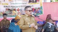 Wali Kota Gorontalo, Marten Taha saat memberi sambutan dalam Gerakan Pangan Murah (GPM) yang ke-11 kalinya yang dilangsungkan bertempat di Lapangan Padebuolo, Kecamatan Kota Timur. Senin, (16/10/2023). (Foto : Gean Bagit)