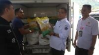 Pj. Bupati melihat jenis-jenis bantuan yang akan disalurkan