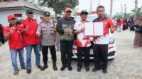 Bupati Kukar Edi Damansyah saat menyerahkan bantuan di Loa Ipuh Darat (foto : prokom)