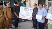 serahkan-honor-Rt-dan-bantu-petani-genting-tanah-6