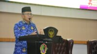 Sekretaris Daerah, Ismail Madjid saat memberikan sambutan pada kegiatan kegiatan Sosialisasi Tata Naskah, Pakaian Dinas, Hari dan Jam Kerja dilingkungan Pemerintah Kota Gorontalo, bertempat di Banthayo Lo Yiladia, Rabu, (15/11/2023). (Foto : Humas Istimewa)