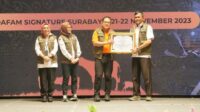 Diperta Raih Juara 3 Kabupaten Dengan Kinerja Vaksinasi PMK Sapi Perah Terbaik Jatim  TNews,Kab.Probolinggo– Dinas Pertanian (Diperta) Kabupaten Probolinggo meraih penghargaan sebagai juara III Kabupaten Dengan Kinerja Vaksinasi PMK (Penyakit Mulut dan Kuku) pada Sapi Perah Terbaik Tingkat Provinsi Jawa Timur.  Penghargaan tersebut diterima oleh Kepala Bidang Kesehatan Hewan dan Kesehatan Masyarakat Veteriner Diperta Kabupaten Probolinggo drh Nikolas Nuryulianto dari Sekretaris Daerah Provinsi Jawa Timur selaku Ketua Satgas Penanganan PMK Provinsi Jawa Timur Adhy Karyono dalam rapat evaluasi akhir pengendalian Penyakit Mulut dan Kuku di Jawa Timur tahun 2023, Selasa (21/11/2023) malam di Hotel Grand Dafam Signature Surabaya.  Turut mendampingi dalam penyerahan penghargaan tersebut Direktur Kesehatan Hewan Kementerian Pertanian RI Nuryani Zainuddin dan Kepala Dinas Peternakan Provinsi Jawa Timur Indyah Aryani.  Kepala Diperta Kabupaten Probolinggo Mahbub Zunaidi melalui Kepala Bidang Kesehatan Hewan dan Kesehatan Masyarakat Veteriner drh Nikolas Nuryulianto mengaku sangat bersyukur atas diraihnya penghargaan tersebut.  “Penghargaan ini merupakan hasil kerja keras dan kekompakan dari semua pihak yang telah bersama-sama melakukan pelayanan vaksinasi PMK di Kabupaten Probolinggo,” katanya.  Dengan diraihnya penghargaan ini Niko menyampaikan ucapan terima kasih kepada Pemerintah Provinsi Jawa Timur. Penghargaan ini bisa sebagai pengingat bahwa ke depannya bisa mempertahankan prestasi ini bisa lebih lagi, minimal sama.  “Yang jelas kami akan tetap melaksanakan pelayanan vaksinasi PMK sesuai aturan dan regulasi dari pemerintah kepada ternak rentan PMK seperti sapi, kambing, domba dan babi,” jelasnya.  Niko berharap ke depan penghargaan ini bisa menjadi pemicu semangat serta menambah semangat khususnya kepada para petugas teknis peternakan dan kesehatan hewan di wilayah Kabupaten Probolinggo untuk tetap semangat di dalam memberikan pelayanan vaksinasi kepada ternak rentan PMK.    Reporter : Fijai