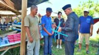 Mendorong Kemajuan Nelayan : Pemda Buol Serahkan Bantuan Perahu dan Coolbox