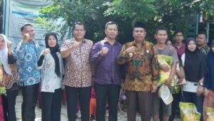 Kegiatan Pemkab Labusel Memberikan Bantuan Pangan Beras Untuk Penurunan Stunting Masyarakat Labusel
