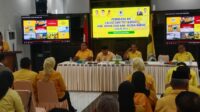 Gambar : Abu Hasan (Ketua Badan Pemenangan Pemilu Partai GOLKAR wilayah Kepulauan) saat membuka kegiatan Pembekalan Caleg dan ToT BSNPG Kab. Muna dan Kab. Muna Barat. Foto : IST