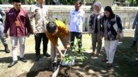 Penanaman pohon oleh Anggota KPU RI, Idham Kholik di Graha Wana Bhakti Yasa, Kamis (25/1/2024). Foto: KPU DIY