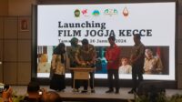 Launching film Jogja Kecce ditandai dengan pemotongan tumpeng oleh Pj Wali Kota Yogyakarta Singgih Raharjo, Jumat (26/1/2024). Foto: Clementine Roesiani