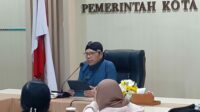 Pj Wali Kota Yogyakarta, Singgih Raharjo mendukung dan menjamin kesehatan petugas KPPS dengan senam dan suplai multivitamin. Foto: Clementine Roesiani