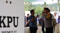 Tampak Teliti Mengamati Serta Aktif Berkoordinasi, Kapolres Hadiri Simulasi Pemilihan Umum di TPS
