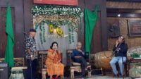 Yani Saptohoedojo saat menceritakan semangat dan spirit Saptohoedojo yang terjun di dunia seni. Foto: Clementine Roesiani
