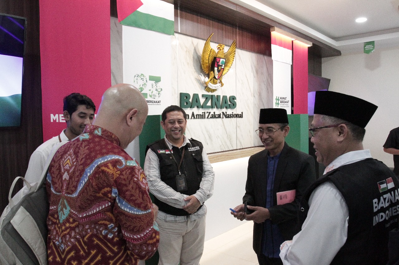 Irfan Prasatya berbincang bersama Mohamad Mahdum Wakil Ketua Baznas RI 