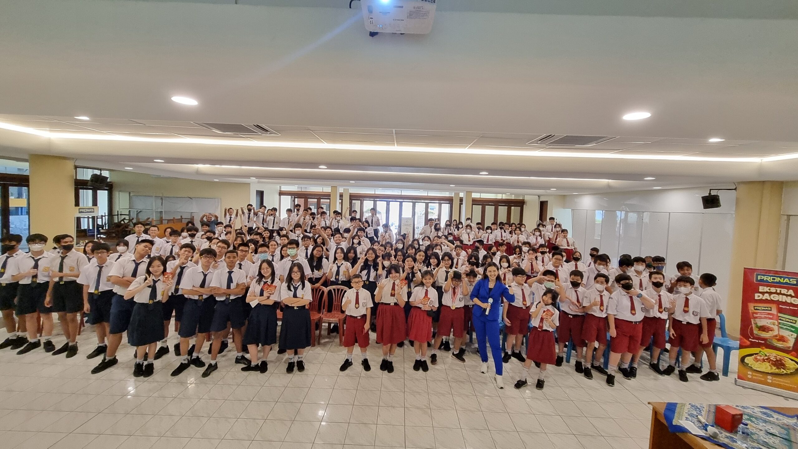 Potret Coach Priska bersama para siswa SD Santo Lukas 1 dan SMP Maria Della Strada (Sumber: Dokumentasi pribadi)