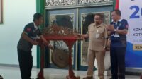 Pengukuhan ini ditandai dengan pemukulan gong dan pemakaian jersey yang dilakukan oleh Penjabat Wali Kota Yogya, Sugeng Purwanto kepada perwakilan atlet. Foto: Clementine Roesiani