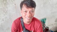 Tenaga Lapangan Dinas Lingkungan Hidup Kabupaten Bantul, Wisnu Setiawan yang ikut hadir mendampingi kegiatan pelayanan sampah.
