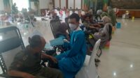 Karyawan instansi pemerintah ikut menyumbangkan darahnya.
