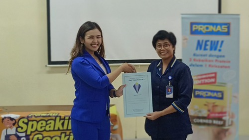 Penyerahan plakat dari SMP Tarakanita 5 kepada Coach Priska Sahanaya yang telah menyelenggarakan workshop public speaking. Sumber gambar: Dok. Pribadi.