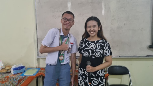 Coach Priska Sahanaya bersama siswa yang mendapatkan poin terbanyak dan memenangkan medali di acara workshop. Sumber gambar: Dok. pribadi.