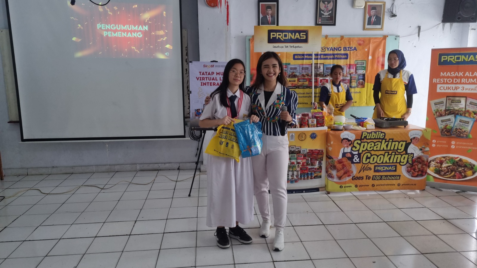 Potret Coach Priska Sahanaya bersama siswa pemenang kompetisi public speaking (Sumber: Dokumentasi pribadi)