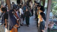 Para orangtua yang menunggu anak-anaknyanya dalam proses dimintai keterangan awal di aula Mapolsek Berbah
