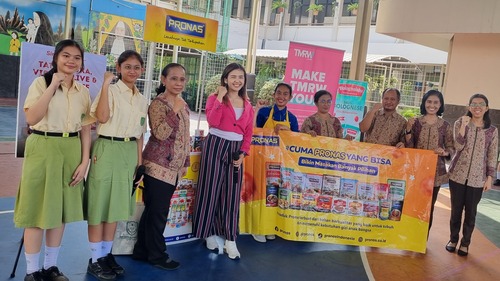 Coach Priska Sahanaya bersama guru-guru SMP Katolik Sang Timur dan siswi yang mendapatkan poin tertinggi selama sesi workshop. Sumber gambar: Dok Pribadi.