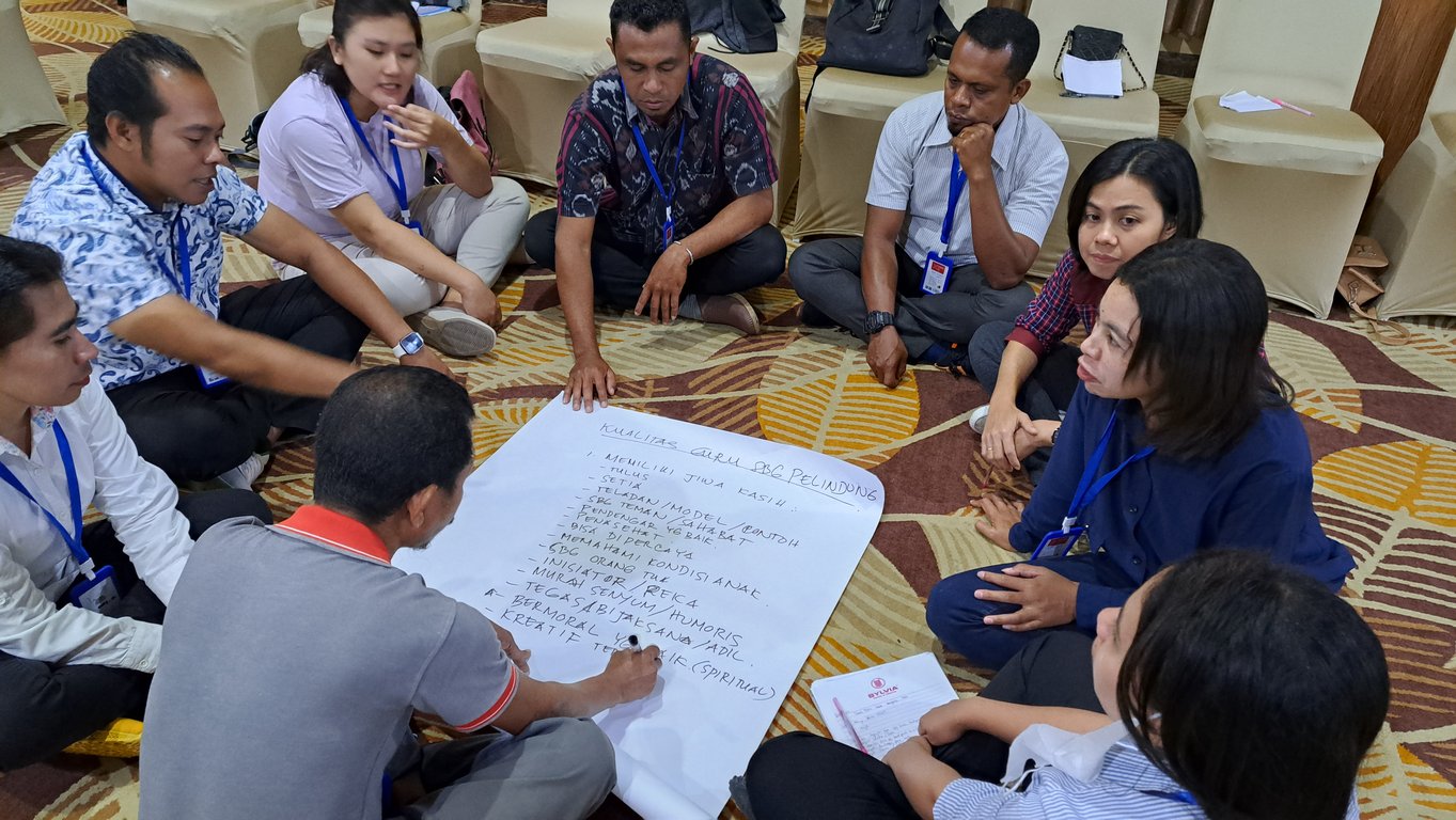 Guru-guru SMA di Kupang sedang mengikuti pelatihan berinternet aman melalui program Swipe Safe ChildFund International di Indonesia. 