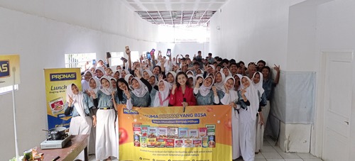 Kebersamaan Coach Priska Sahanaya dan Peserta Workshop Public Speaking di SMP Bhara Trikora. Sumber : Dokumen Pribadi.