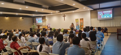 Coach Priska Sahanaya saat sedang memaparkan materi dan peserta Workshop Public Speaking di SMP Santo Antonius. Sumber : Dok. Pribadi