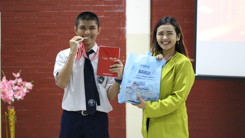 Potret Coach Priska Sahanaya bersama siswa pemenang kompetisi public speaking (Sumber: Dokumentasi pribadi)