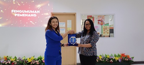 Penyerahan Plakat dari SMP Pelita Kasih kepada Coach Priska Sahanaya yang Telah Mengisi Acara Workshop Public Speaking. Sumber : Dokumen Pribadi.