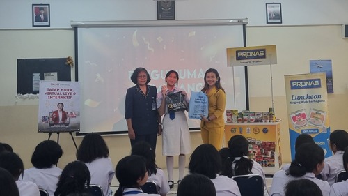 Coach Priska Sahanaya bersama salah satu guru dan siswi SMA Tarakanita 1 yang mendapatkan poin terbanyak di acara workshop. Sumber gambar: Dok. Pribadi.